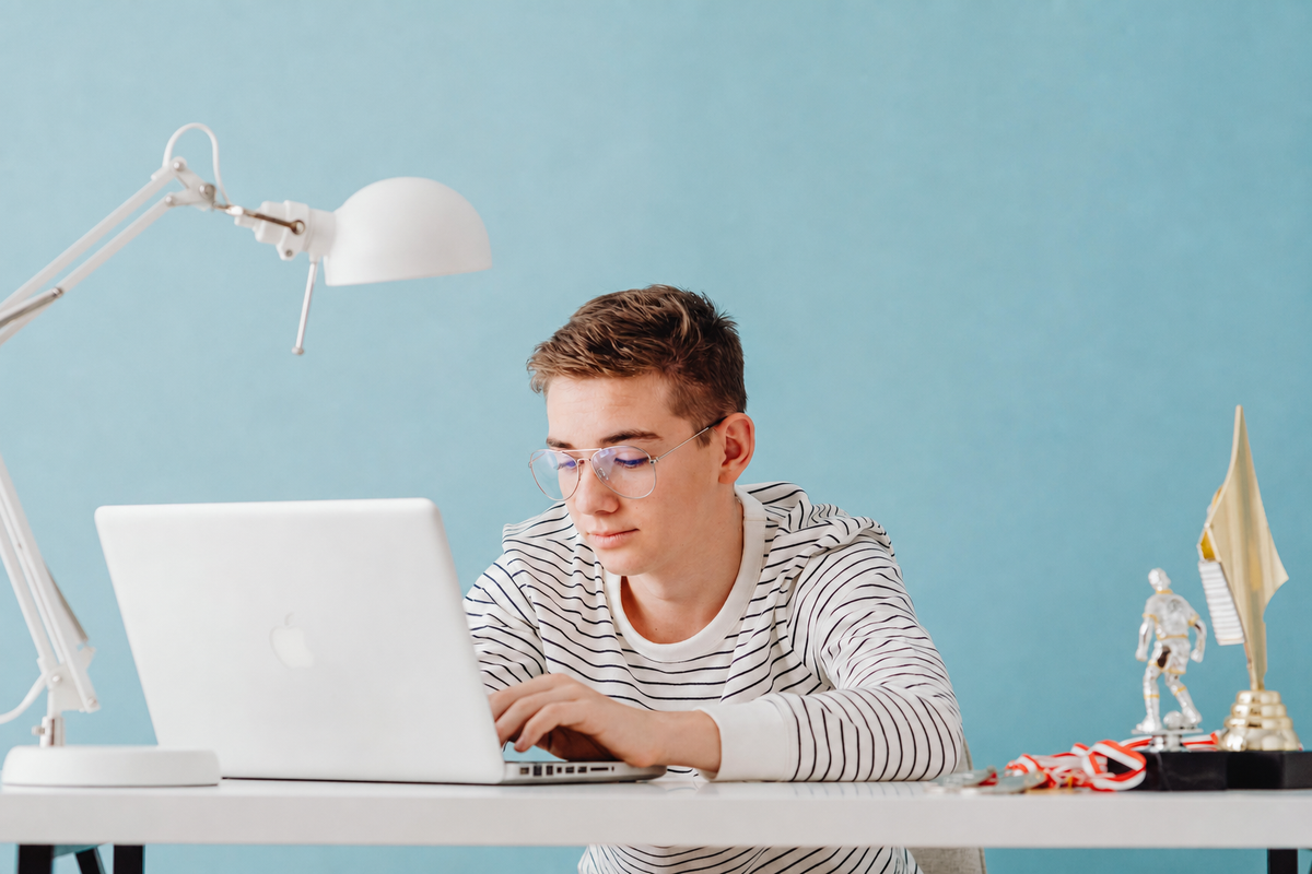 Blue-light glasses for children: are they really needed?